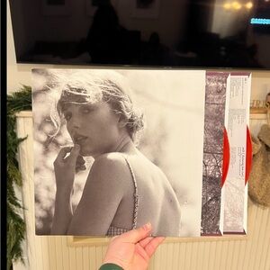 Taylor Swift
Folklore - Exclusive Limited Edition Red
Colored 2x Vinyl LP